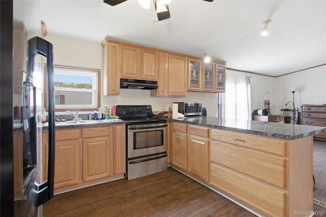 25716 Jackson St, Novi, MI 48375