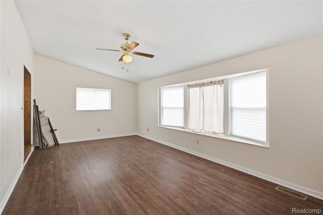 25716 Jackson St, Novi, MI 48375