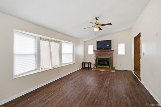 25716 Jackson St, Novi, MI 48375