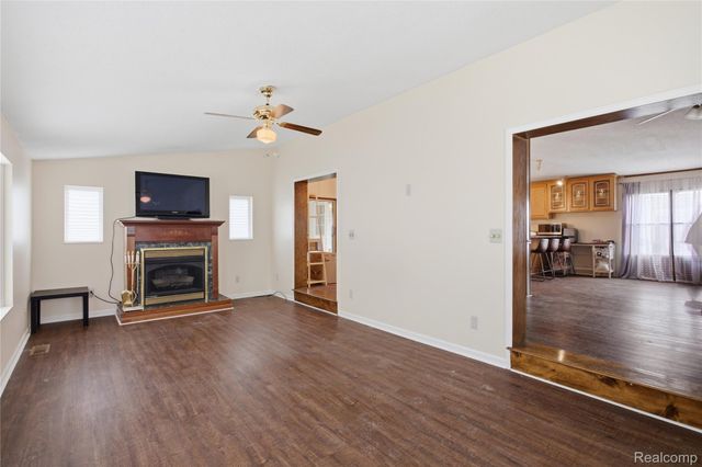 25716 Jackson St, Novi, MI 48375