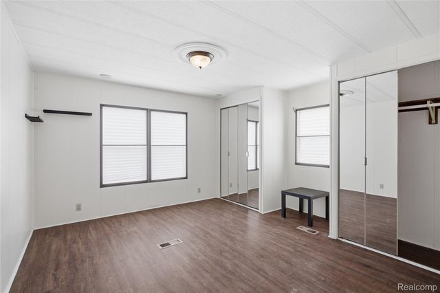 25716 Jackson St, Novi, MI 48375