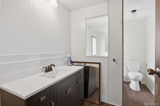 25716 Jackson St, Novi, MI 48375