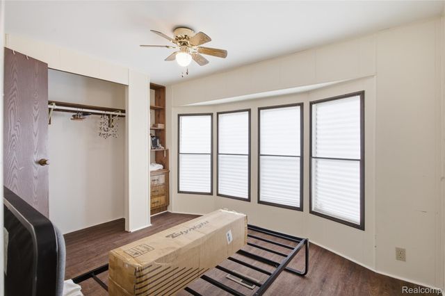 25716 Jackson St, Novi, MI 48375