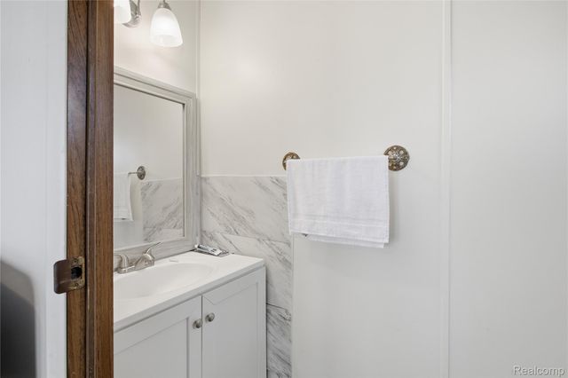 25716 Jackson St, Novi, MI 48375