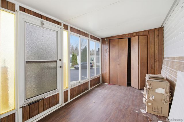 25716 Jackson St, Novi, MI 48375