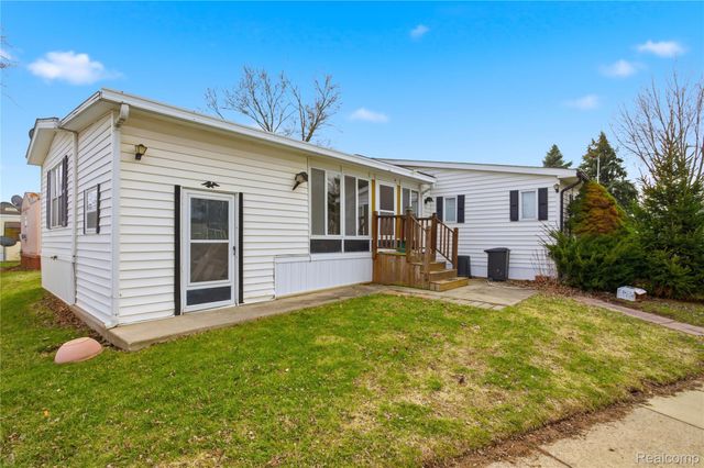 25716 Jackson St, Novi, MI 48375