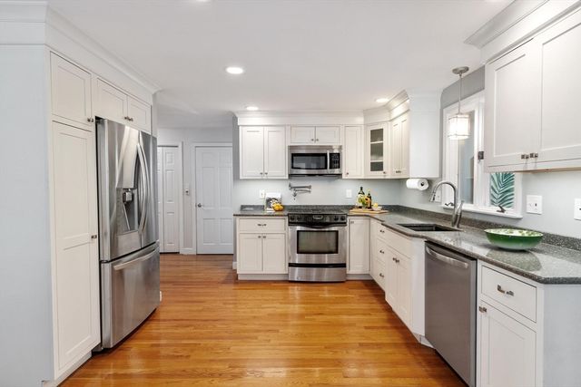 10 Lancaster Place, Andover, MA 01810