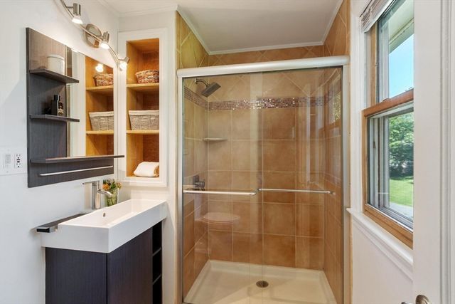 10 Lancaster Place, Andover, MA 01810