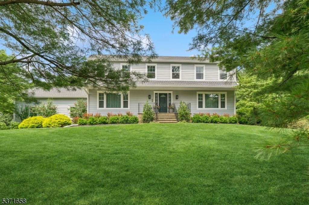 68 Burnwood Ln, Upper Saddle River Boro, NJ 07458