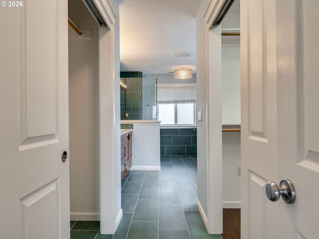 2507 CRESTVIEW Dr, West Linn, OR 97068