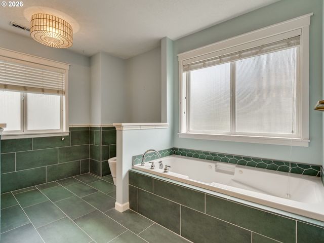 2507 CRESTVIEW Dr, West Linn, OR 97068