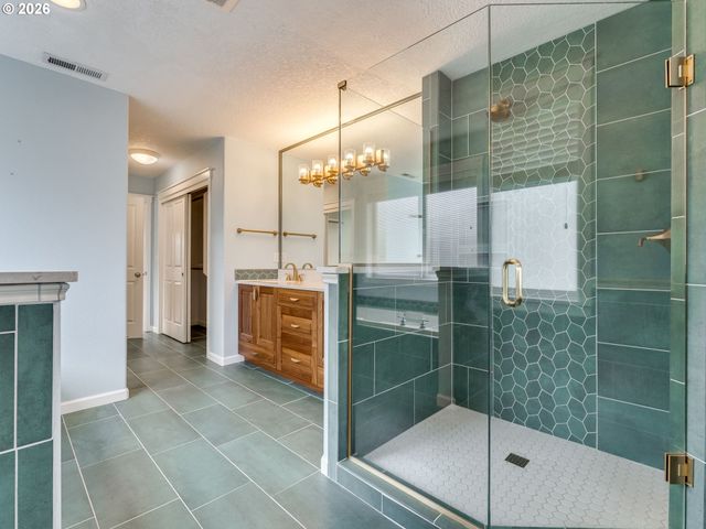 2507 CRESTVIEW Dr, West Linn, OR 97068