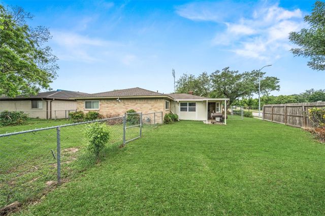 8922 Indian River Drive, Houston, TX 77088