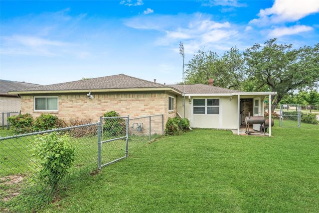 8922 Indian River Drive, Houston, TX 77088