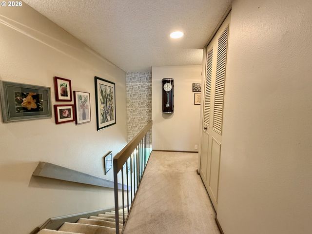 160 WESTBROOK Way, Eugene, OR 97405