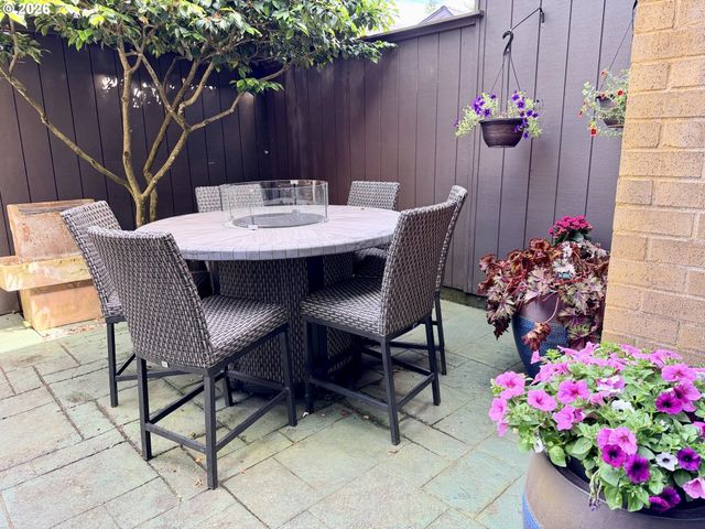 160 WESTBROOK Way, Eugene, OR 97405