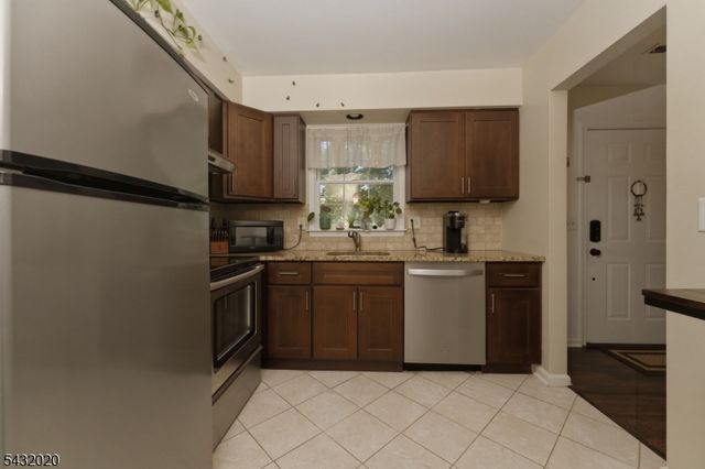 286 Kingbird Ct, Readington Twp., NJ 08887