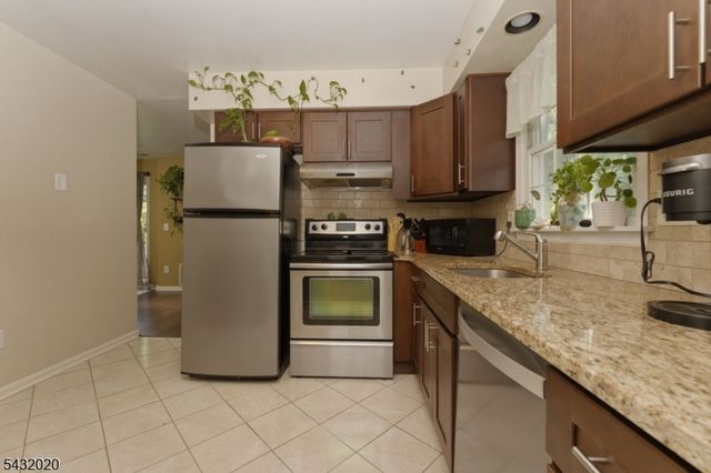 286 Kingbird Ct, Readington Twp., NJ 08887