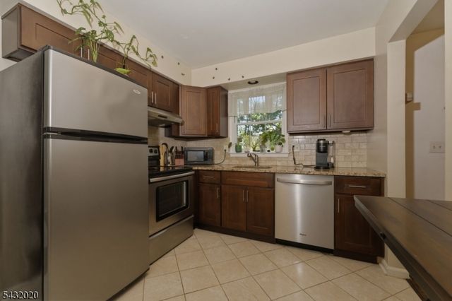 286 Kingbird Ct, Readington Twp., NJ 08887