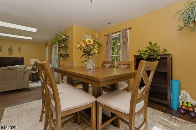 286 Kingbird Ct, Readington Twp., NJ 08887