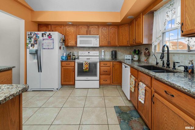 605 E 13TH Avenue Court, Coal Valley, IL 61240