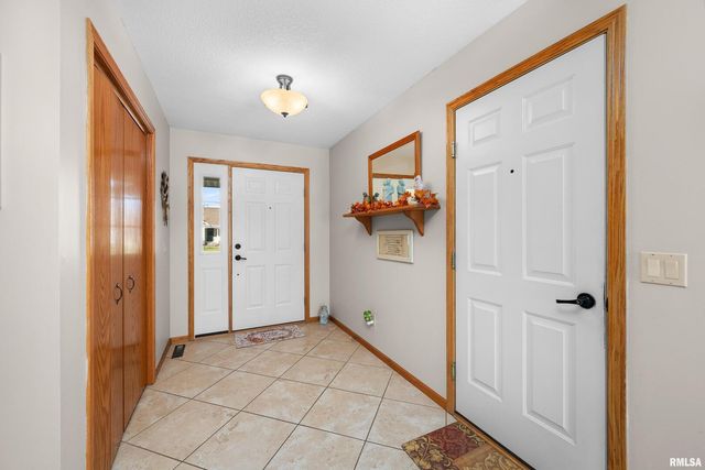 605 E 13TH Avenue Court, Coal Valley, IL 61240