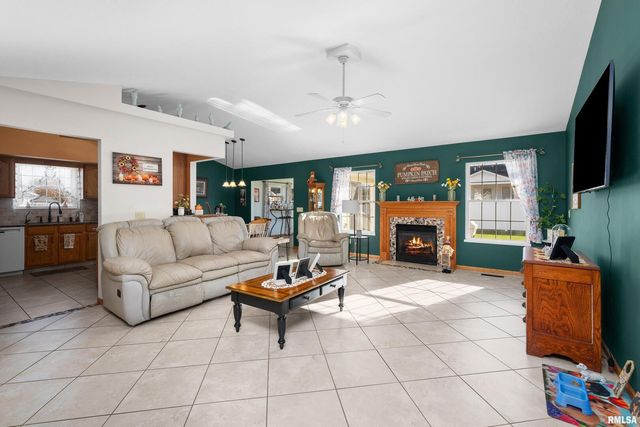 605 E 13TH Avenue Court, Coal Valley, IL 61240