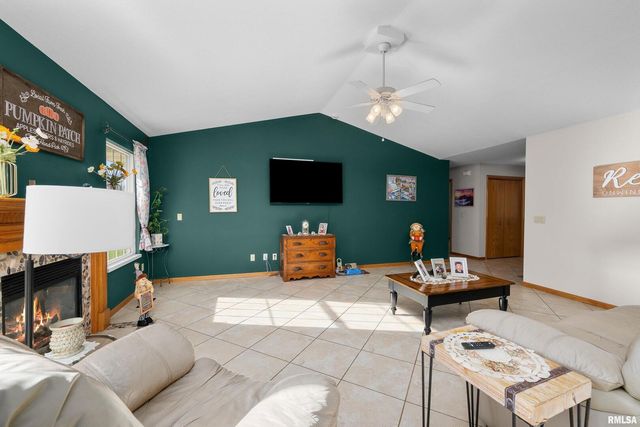 605 E 13TH Avenue Court, Coal Valley, IL 61240