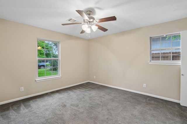 810 Vogel DR, Lockhart, TX 78644