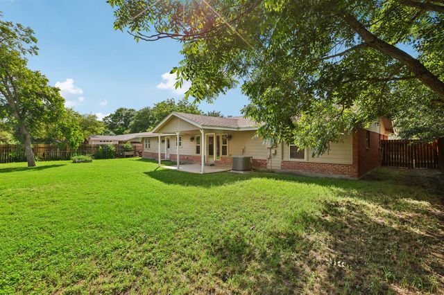 810 Vogel DR, Lockhart, TX 78644