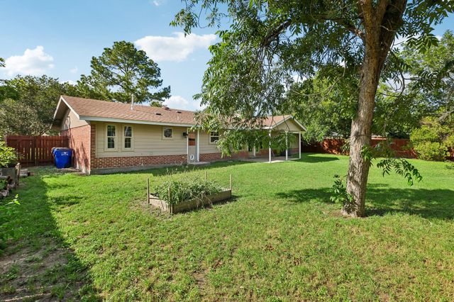 810 Vogel DR, Lockhart, TX 78644