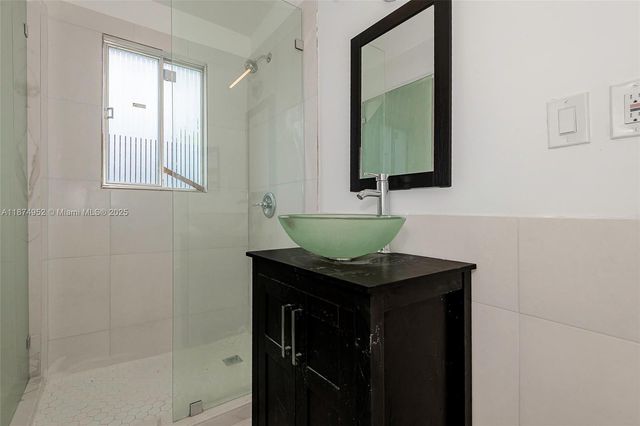 721 NW 6th St, Hallandale Beach, FL 33009