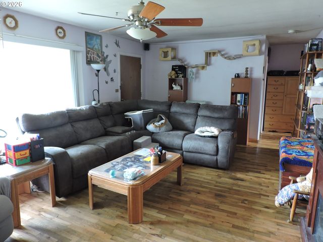 9200 Sw SAGERT St, Tualatin, OR 97062