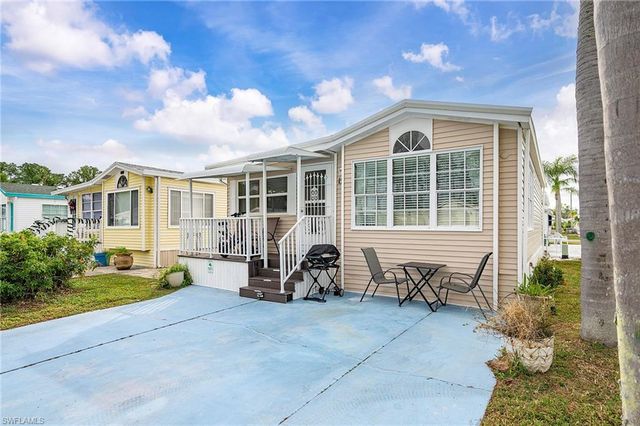 121 Caravan CIR, North Fort Myers, FL 33903