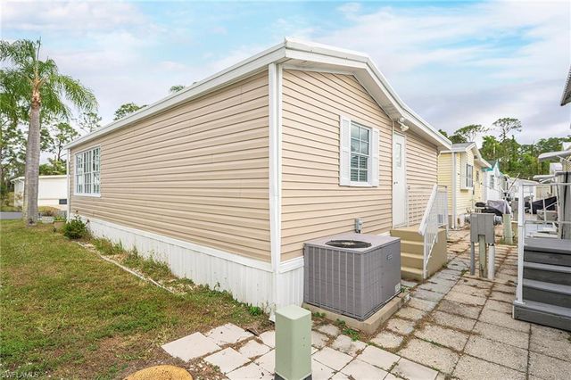 121 Caravan CIR, North Fort Myers, FL 33903