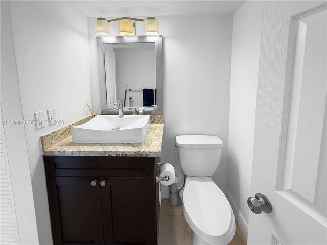 3301 N Country Club Dr 804, Aventura, FL 33180