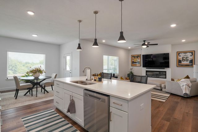 1065 W Gaslight Drive, Springfield, MO 65810