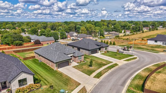1065 W Gaslight Drive, Springfield, MO 65810