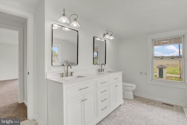 210 COTTAGE DR, New Oxford, PA 17350