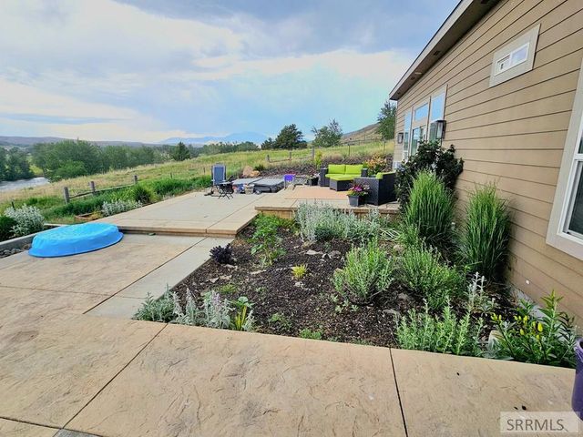 5 Riggan Ln, Salmon, ID 83467