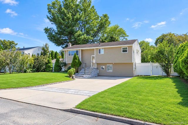 16 Berkeley Avenue, Selden, NY 11784