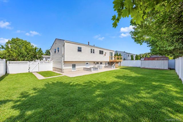 16 Berkeley Avenue, Selden, NY 11784