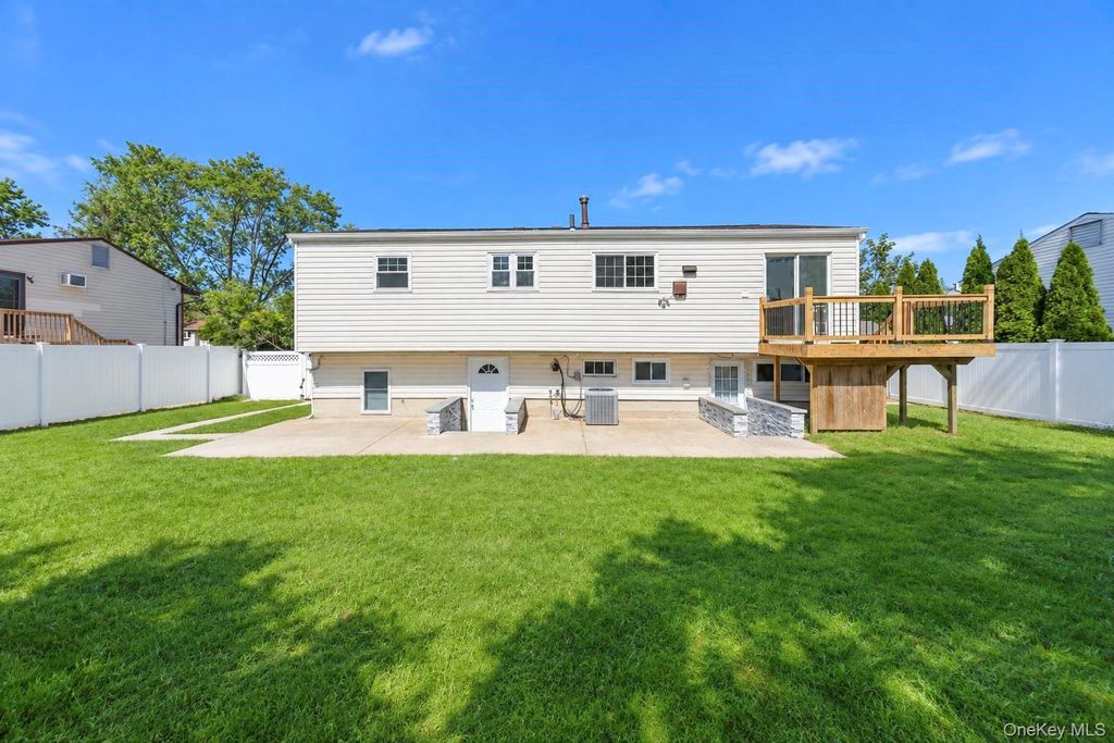 16 Berkeley Avenue, Selden, NY 11784 — photo 5