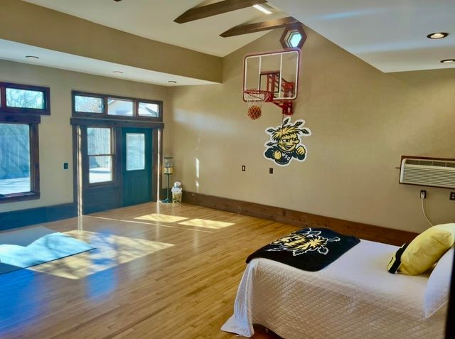 21 N Laurel Dr, Wichita, KS 67206