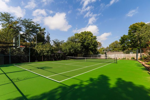 21 N Laurel Dr, Wichita, KS 67206