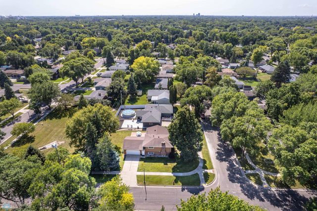 2925 Edgewood Drive N, Fargo, ND 58102