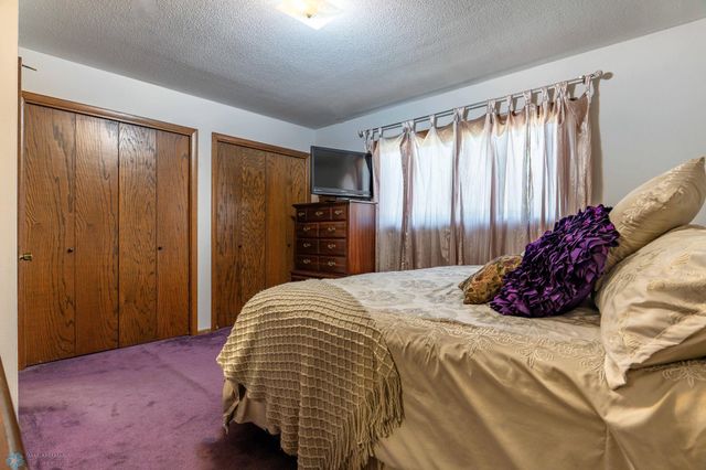 2925 Edgewood Drive N, Fargo, ND 58102