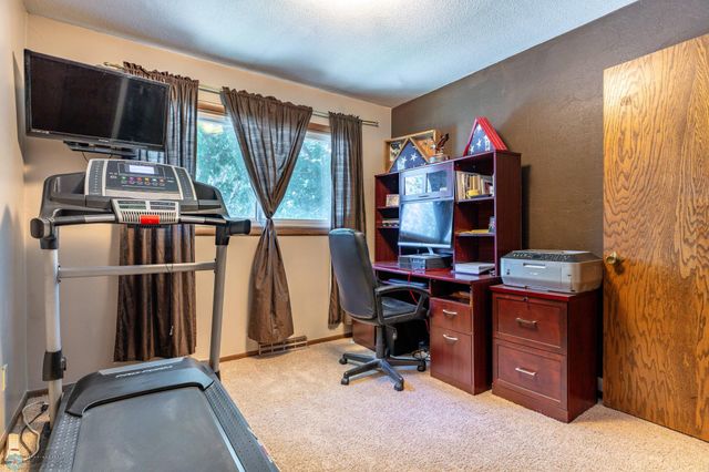 2925 Edgewood Drive N, Fargo, ND 58102