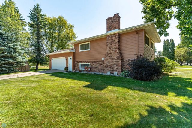 2925 Edgewood Drive N, Fargo, ND 58102