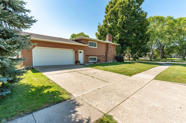 2925 Edgewood Drive N, Fargo, ND 58102